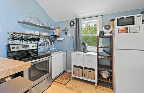 Baileys Harbor Cabin | Sunflower Cabin- Dog Friendly on Kangaroo Lake