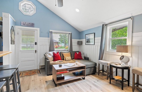 Baileys Harbor Cabin | Sunflower Cabin- Dog Friendly on Kangaroo Lake
