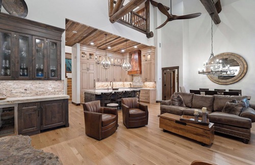 Avon House | Sunflower Chalet by Vail Butler – Ski In/Ski Out Access, Newly Renovated!