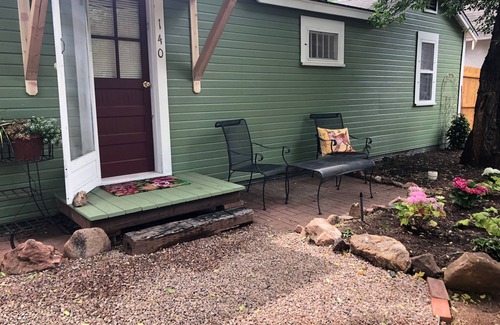 West Colorado Springs House | SUNFLOWER COTTAGE RETREAT! MANITOU, GARDEN OF THE GODS, HORSES!