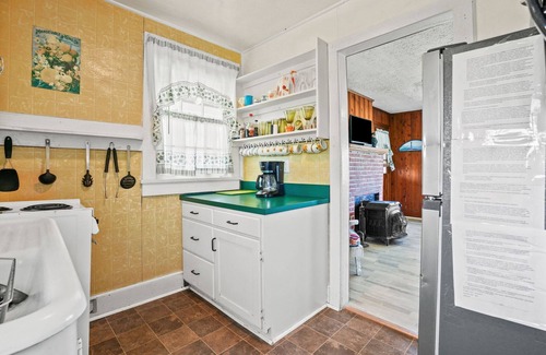 Birdsnest Cottage | Sunflower Cottage - Waterfront; Outdoor shower!