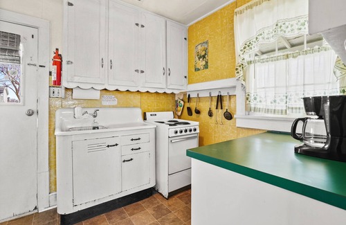 Birdsnest Cottage | Sunflower Cottage - Waterfront; Outdoor shower!