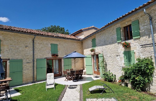 Saint-Pierre-d'Amilly House | Sunflowers gite: sleeps 4/5 in a complex of 6 gites in the countryside.
