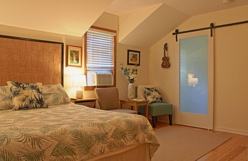 Charlevoix Bed & Breakfast | Sunflower Inn Bed & Breakfast - Plumeria Room