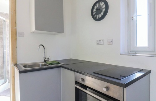 Earls Barton Cottage | SUNFLOWER, romantic, character holiday cottage in Northampton