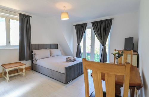Earls Barton Cottage | SUNFLOWER, romantic, character holiday cottage in Northampton