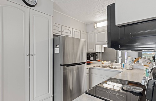 Thomas Drive Condo | Sunkissed Bliss Steps to Sand 2nd Floor Beachfront + Free Chairs+Tikki Bar