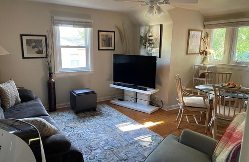 Cedar Falls Bed & Breakfast | Sunlight Splendor Apartment at Twin Oaks Inn by the Trails