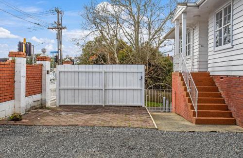 Greenlane - Ellerslie House | Sunlit Glow Home with Parking and Air-con
