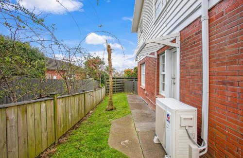 Greenlane - Ellerslie House | Sunlit Glow Home with Parking and Air-con