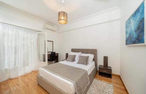Palaio Faliro Apartment | Sunlit Urban Oasis in Vibrant Palaio Faliro