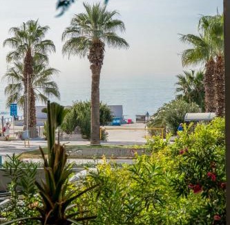 Palaio Faliro Apartment | Sunlit Urban Oasis in Vibrant Palaio Faliro