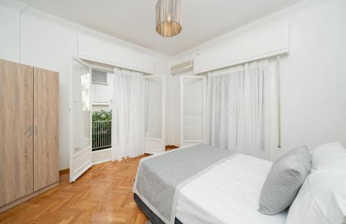 Palaio Faliro Apartment | Sunlit Urban Oasis in Vibrant Palaio Faliro