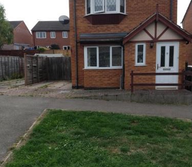 Grantham House | Sunningdale homely detached family/contractor 3 bed house