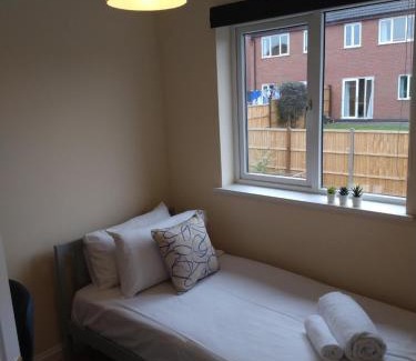 Grantham House | Sunningdale homely detached family/contractor 3 bed house