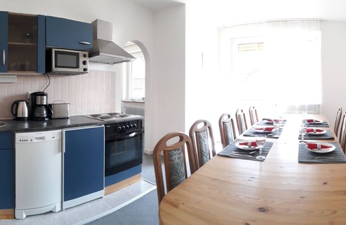 Wildemann Apartment | Sunny 2 Bedroom apartment with balcony sleeps 6