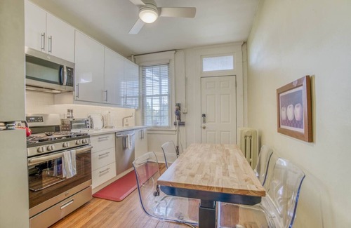 Charles Village Apartment | Sunny, 2 Bedroom Apt near Johns Hopkins, Charles Village - Explore Baltimore!