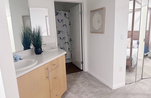 Marina Peninsula Apartment | Sunny 2 Bedroom with a Water View