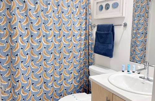 Marina Peninsula Apartment | Sunny 2 Bedroom with a Water View