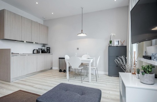 Redcliffe Apartment | Sunny 2-Double Bedroom Flat in Chelsea