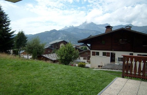 Crest-Voland Apartment | Sunny 2BR Apartment for 6 with Terrace, Near Slopes and Village – Crest-Voland