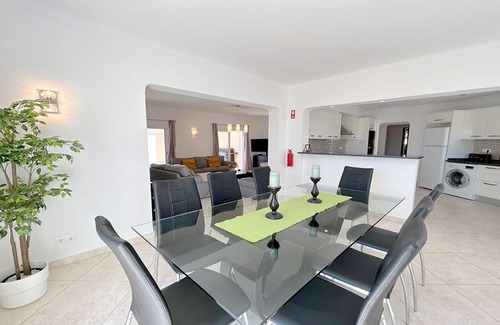 Funchal Villa | Sunny 3 Bedroom Villa w/Private Pool + WiFi + Walking distance to Amenities