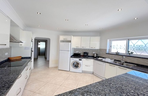 Funchal Villa | Sunny 3 Bedroom Villa w/Private Pool + WiFi + Walking distance to Amenities