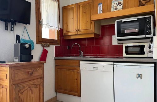 Pralognan-la-Vanoise Apartment | Sunny Apartment, Prime Location Near Shops and Cable Car
