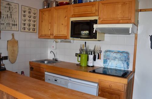 Pralognan-la-Vanoise Apartment | Sunny Apartment with Stunning Views, Steps from Cable Car in Pralognan-la-Vanoise