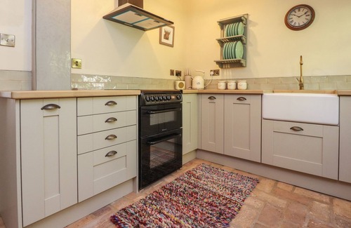 Slyne Cottage | SUNNY BANK, pet friendly, character holiday cottage in Brookhouse