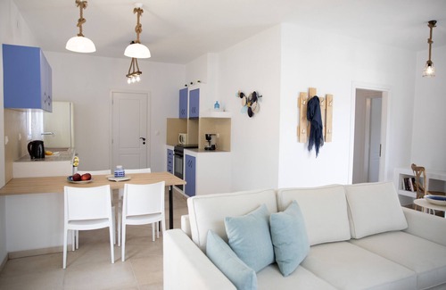 Leros House | Sunny Bay Excelsior, Hot tub and Chromotherapy a few meters away from the beach.