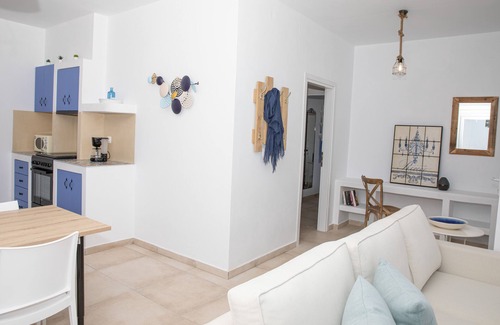 Leros House | Sunny Bay Excelsior, Hot tub and Chromotherapy a few meters away from the beach.