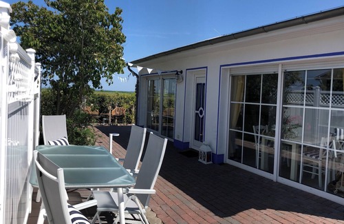 Vorpommern-Greifswald District House | Sunny beach house right on the lagoon with water views for 2-4 people