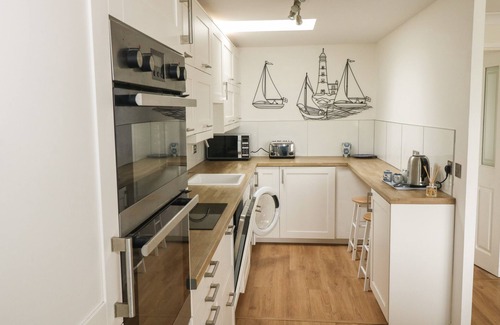 Malborough Cottage | SUNNY BREEZE, pet friendly, with a garden in Malborough