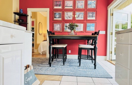 Upper East House | Sunny Bungalow with Sky View Terrace steps to Cafes, Theatre, Music