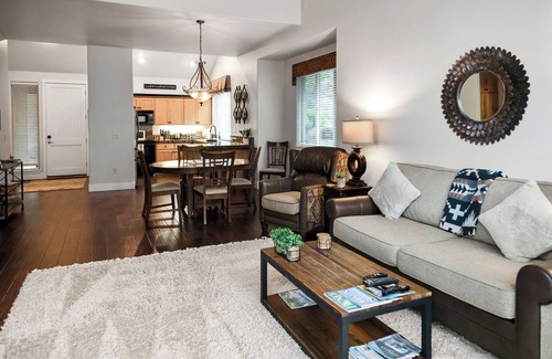 Redmond House | ☀️ Sunny Central Or. Creekside Water Front 🦮 Friendly Townhome @ Eagle Crest