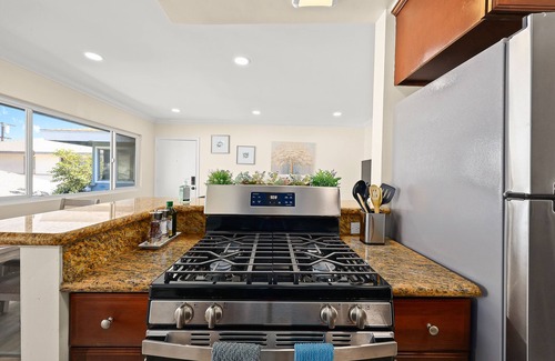 Alhambra Apartment | Sunny & Cheerful Near I-10 ~ Queen Beds ~ Parking