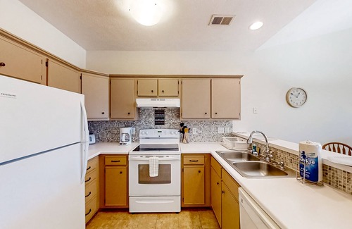 Carolina Forest Condo | Sunny condo with on-site pool, hot tub, & golf course - balcony, W/D, & AC