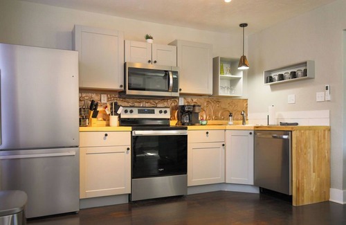Canon City House | Sunny Downtown Oasis · Hot Tub · Casita Verde