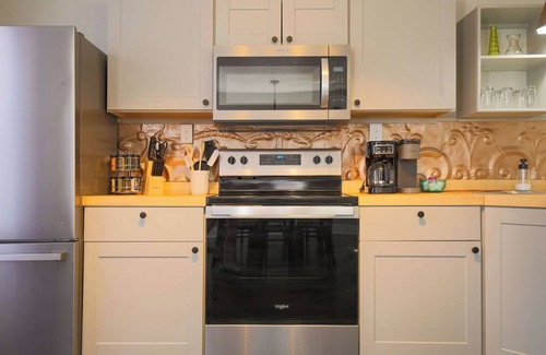 Canon City House | Sunny Downtown Oasis · Hot Tub · Casita Verde
