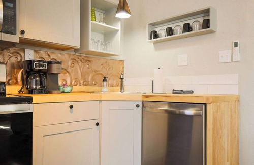 Canon City House | Sunny Downtown Oasis · Hot Tub · Casita Verde