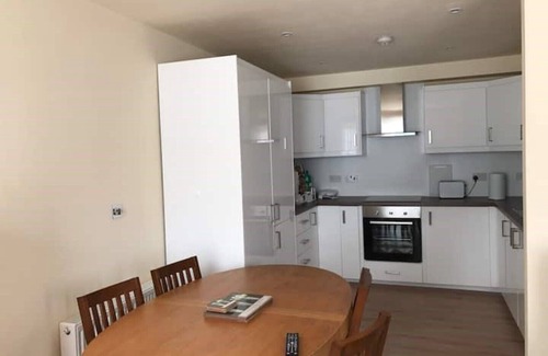 Dunfermline Apartment | Sunny flat, 20 minutes by train from Edinburgh