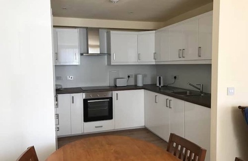 Dunfermline Apartment | Sunny flat, 20 minutes by train from Edinburgh