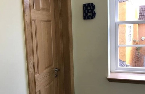 Dunfermline Apartment | Sunny flat, 20 minutes by train from Edinburgh