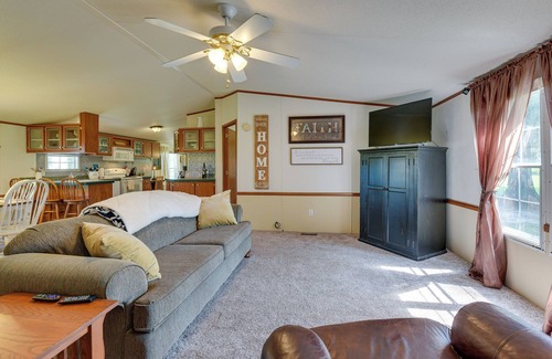Washington County House | Sunny Florida Escape w/Screened-In Patio & Grill!