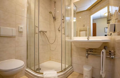 Zon en Schild Hotel | Sunny Garden Oasis with Free Parking, Outdoor Terrace & Nature Walks
