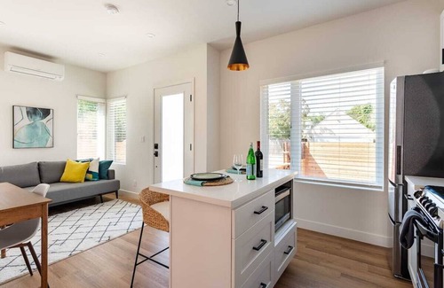 West Atherton House | Sunny 🌞 Guesthouse near Stanford 🌲 w/private patio