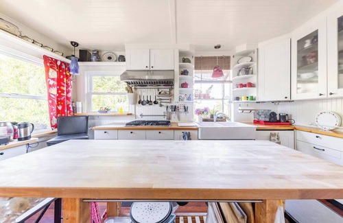 Bellingham House | Sunny Guestroom in private home. Seasonal Hot Tub & Pool!