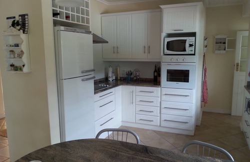 Somerset West House | Sunny holiday home to relax, large garden, pool and Helderberg view