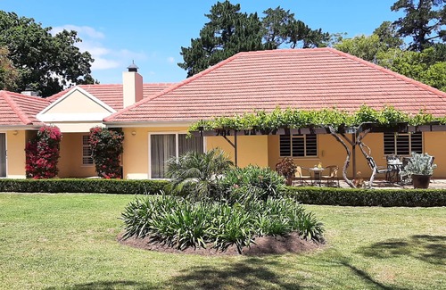 Somerset West House | Sunny holiday home to relax, large garden, pool and Helderberg view